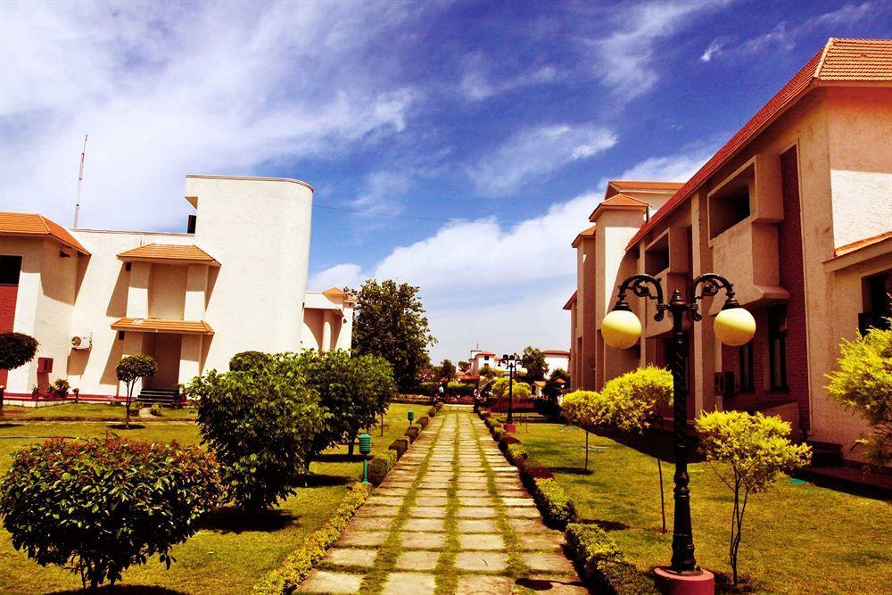 Naturoville Ayurvedic And Yoga Retreat Hotel Rishikesh Ngoại thất bức ảnh