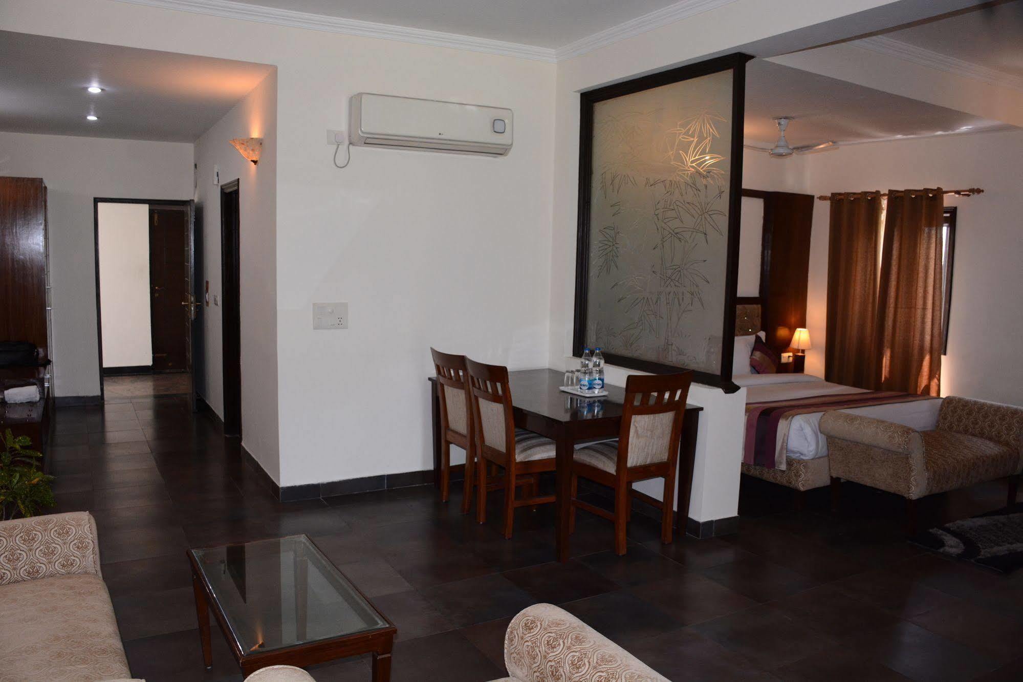 Naturoville Ayurvedic And Yoga Retreat Hotel Rishikesh Ngoại thất bức ảnh